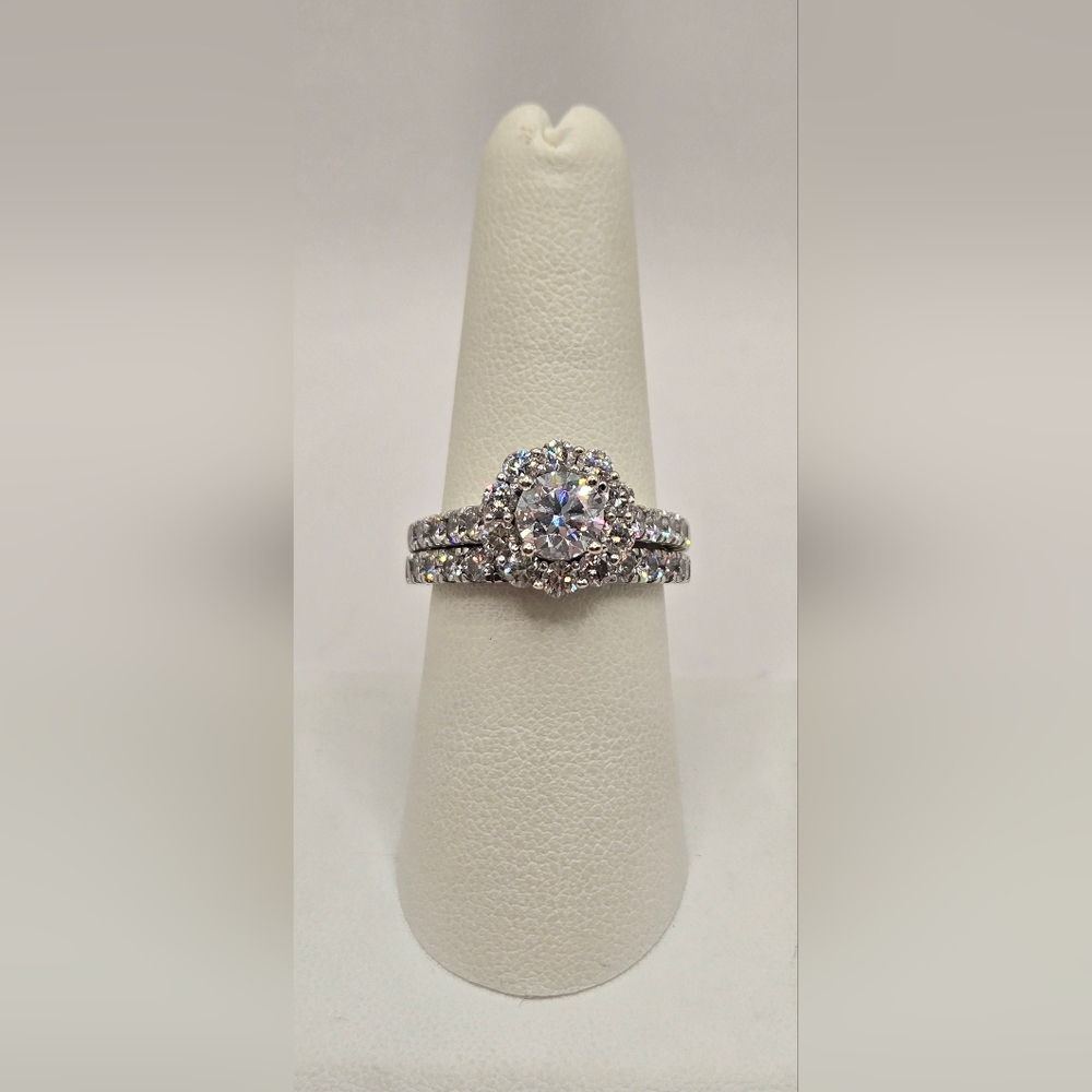 Stunning 14k White Gold Lab Grown Diamond Halo Engagement Ring Wedding Band Set